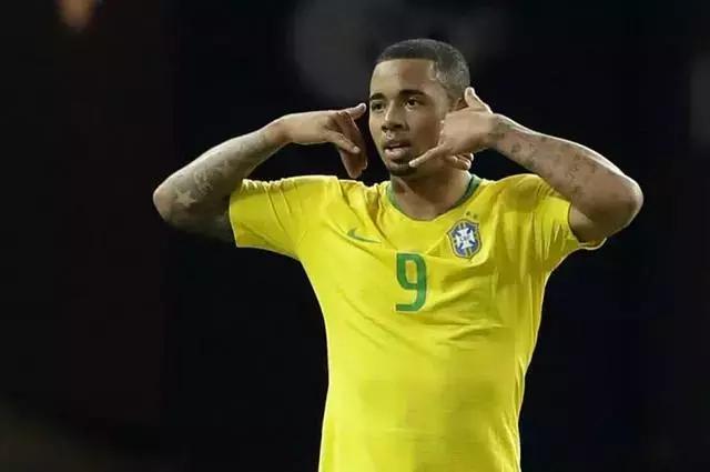 四年前他还在街头光脚刷油漆，现在已成为五星巴西世界杯主力前锋