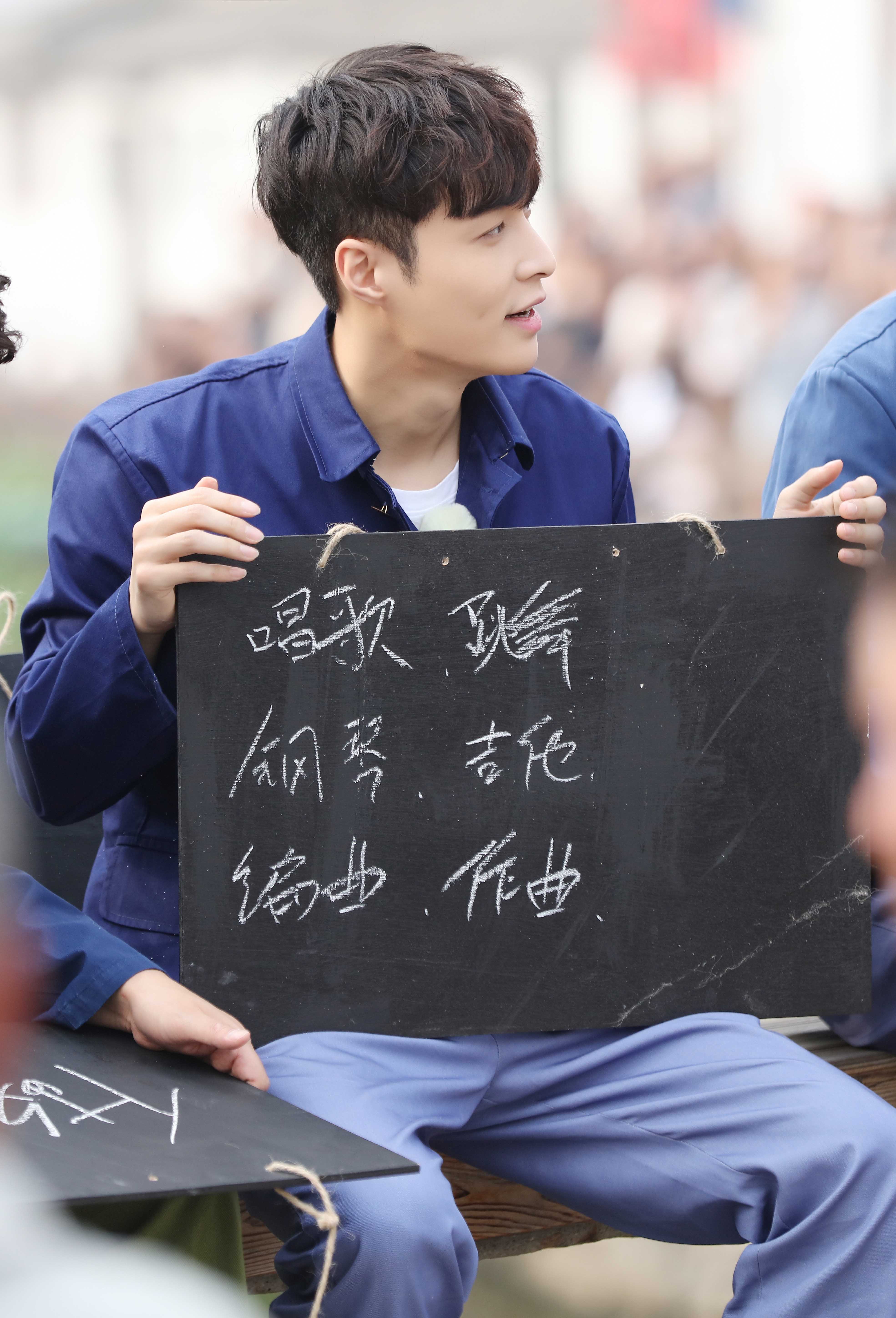 张艺兴极挑时期照片,张艺兴极挑第一季被抢箱子