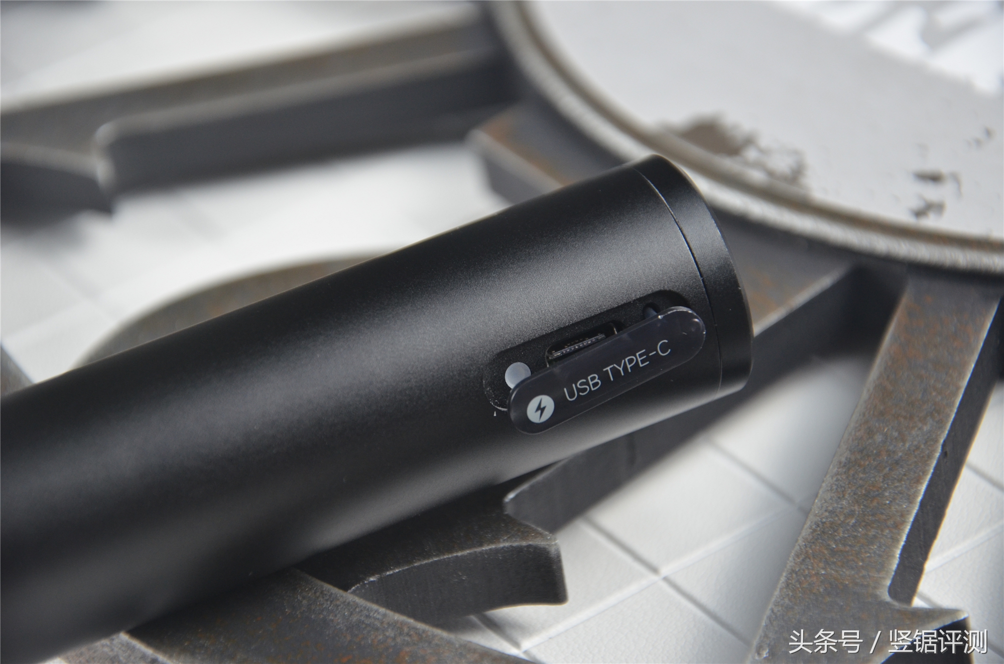 小米强光手电筒评测,小米极蜂变焦强光手电筒