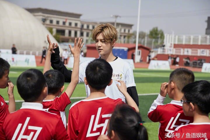 鹿晗对中国足球的贡献,鹿晗足球比赛视频直播