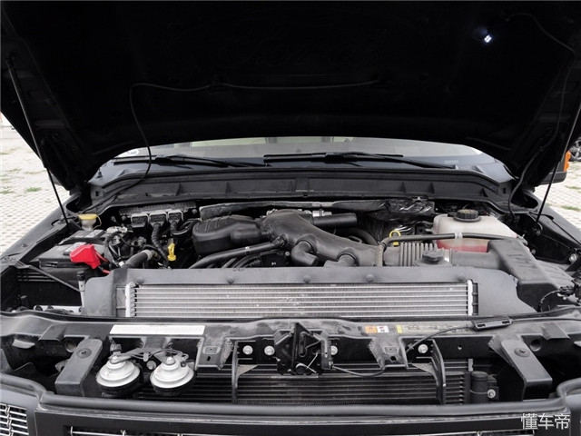 加油站遇到一台狠车,太霸气了,车主:一公里油钱得3块!