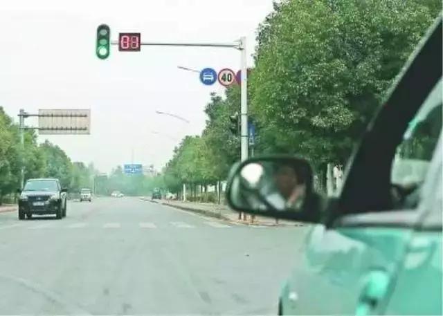 闯红灯过了中线刹停算不算闯红灯,红灯亮起越过或压线是不是闯红灯