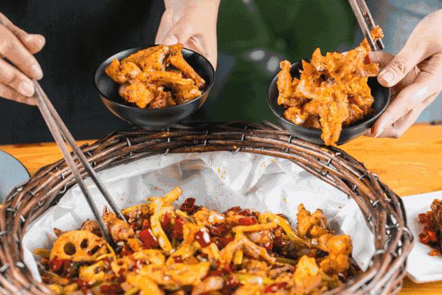 蛙哥被粉丝吊打的视频,网红蛙哥被打