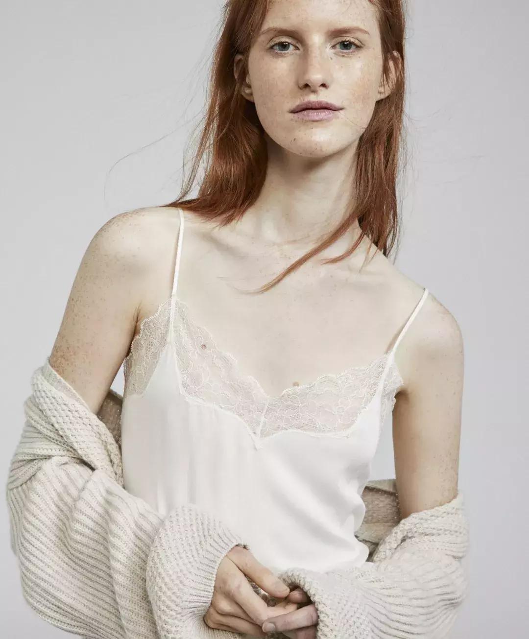 平胸怎么穿不尴尬,平胸怎么穿不空杯