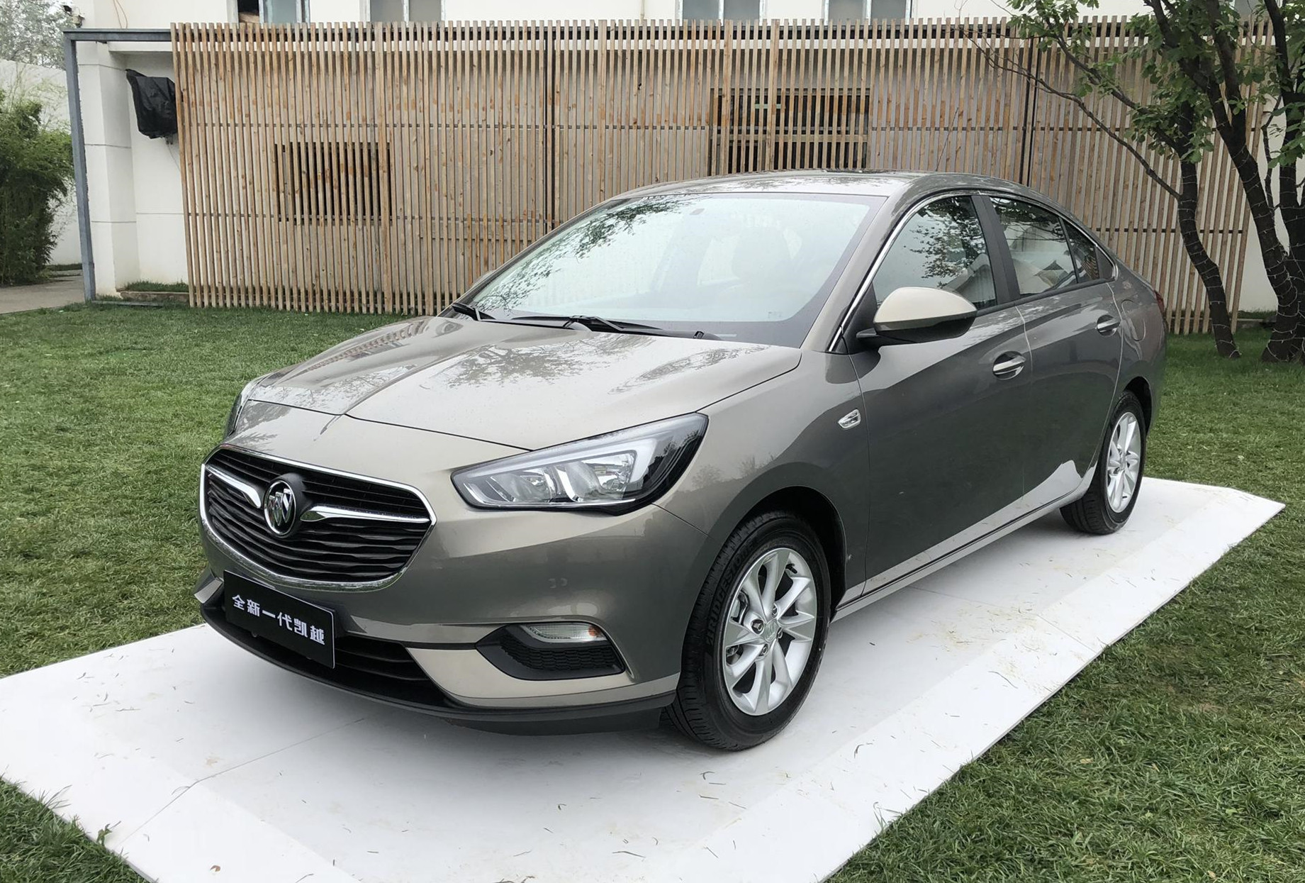 新凯越裸车多少钱,别克凯越报价及图片4缸