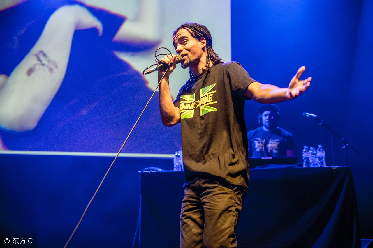 唱歌对不上伴奏是怎么回事,唱歌老是跟不准伴奏