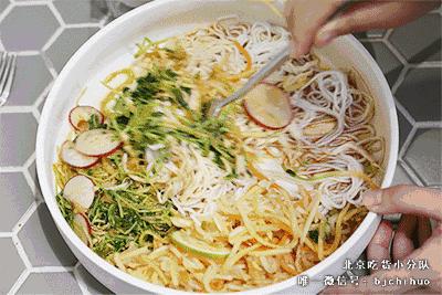 可爱的小奶狗吃冰激凌,小奶狗吃各种各样的冰淇淋