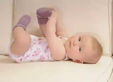 宝宝喜欢玩脚是什么原因,宝宝在床上光脚时会容易感冒吗