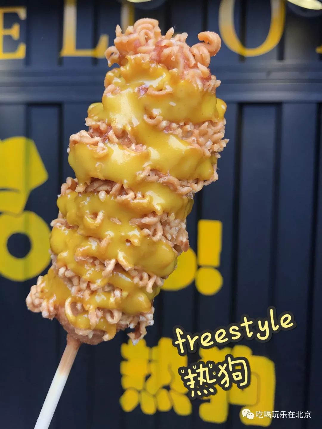 韩国小哥吃芝士热狗,韩国街头芝士热狗