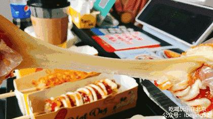 韩国小哥吃芝士热狗,韩国街头芝士热狗