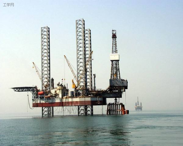 海上的石油钻井平台是怎么固定的，台风来了怎么办？