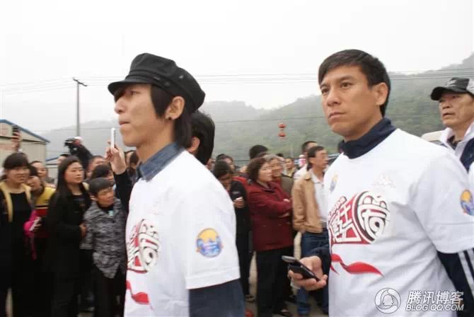 穿越地震带之什邡日记：地震周年谭咏麟黄日华众明星到蓥华小学