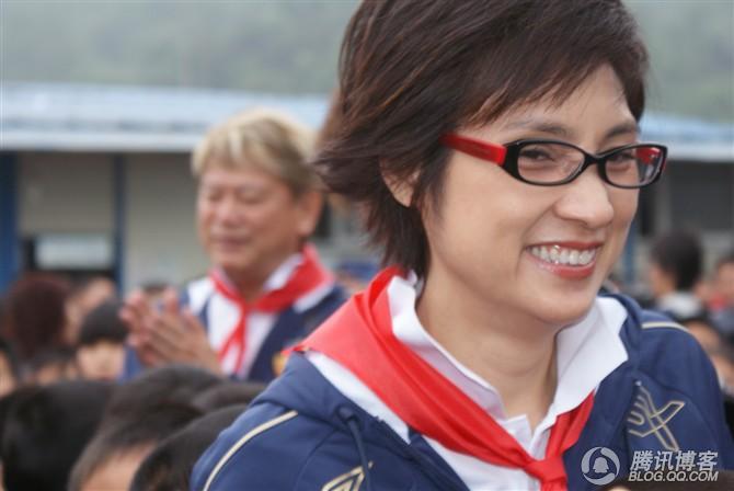 穿越地震带之什邡日记：地震周年谭咏麟黄日华众明星到蓥华小学