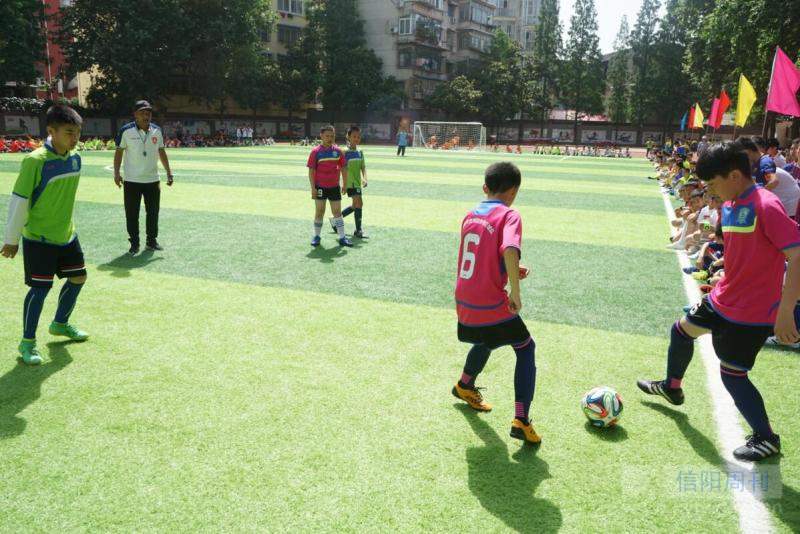 信阳第一实验小学校长杯足球赛,足球要从娃娃抓起标语