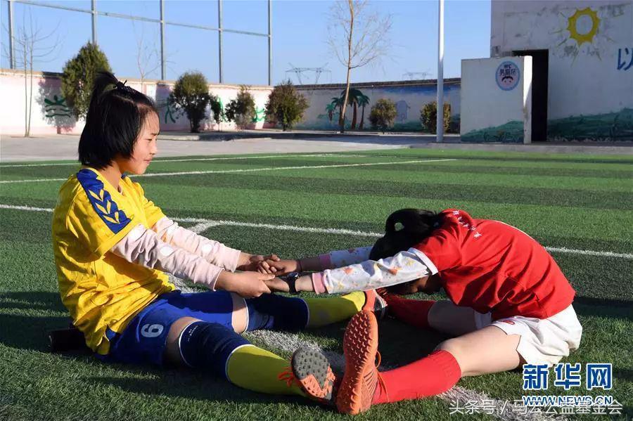 在这所乡村小学,谁学习好就会被校长拉去踢球,原因竟是……