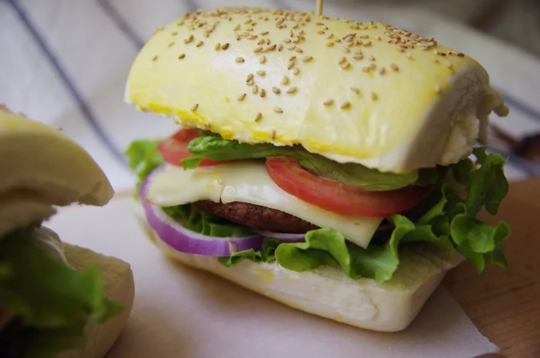 香港女孩卖包子一个70块，照样有人愿意花40分钟排队买，凭什么？