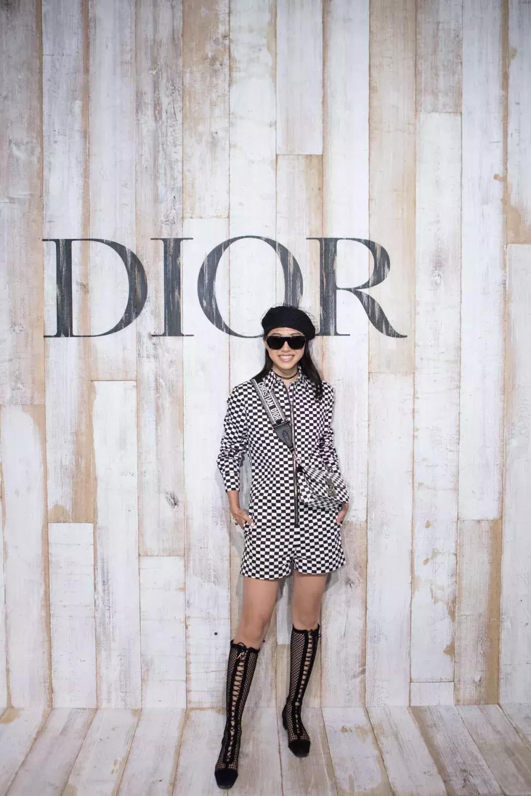 杨采钰迪奥马鞍包,杨采钰出席活动红裙惊艳十足