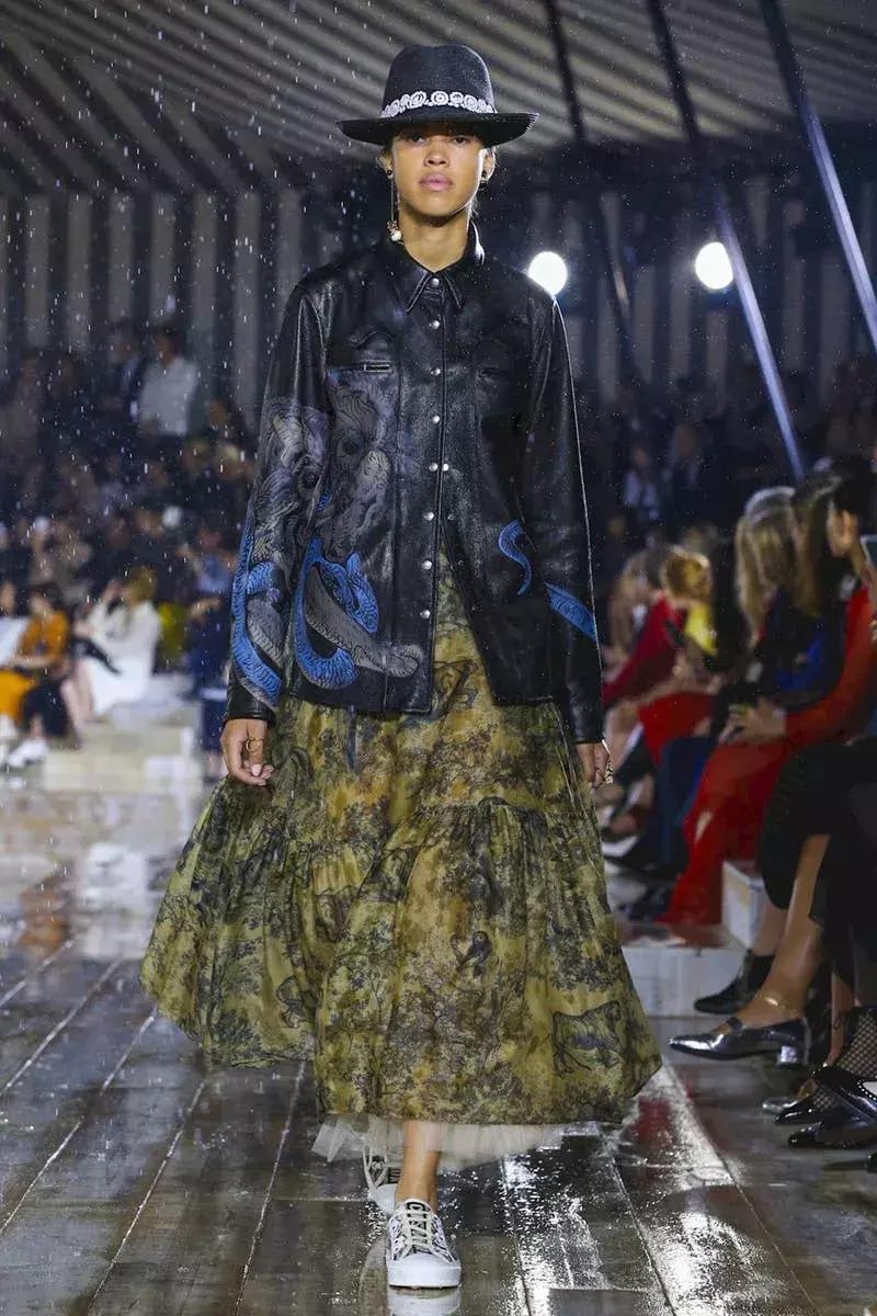 杨采钰迪奥马鞍包,杨采钰出席活动红裙惊艳十足