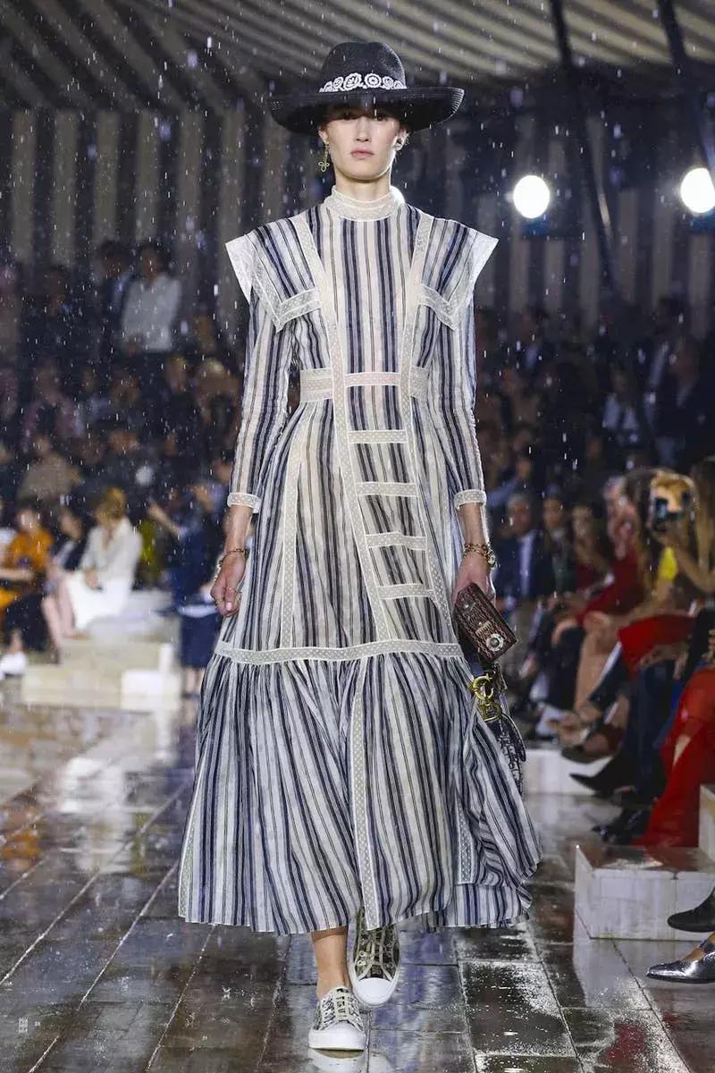 杨采钰迪奥马鞍包,杨采钰出席活动红裙惊艳十足