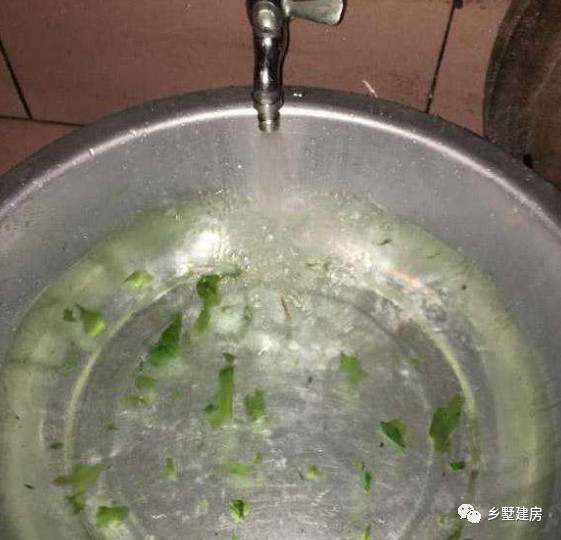 去除饮用水池里的青苔用什么药好,农村自建房屋顶雨水如何解决