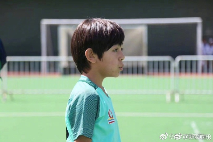 国足有望?诺一参加少儿足球比赛黝黑帅气刘烨原是篮球高手