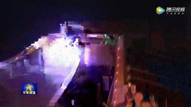 航母夜间打开探照灯,航母夜间起舞
