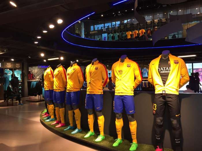 巴萨主场诺坎普是城市名吗,巴萨主场诺坎普颠球