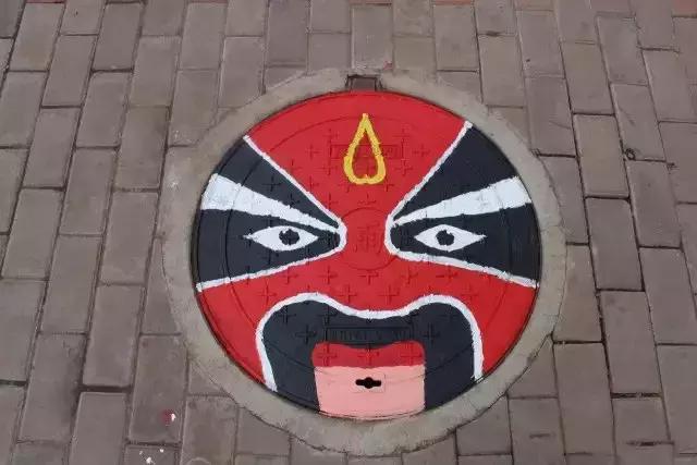 30所职校为井盖“整容”，以画会友，你的学校技术如何？