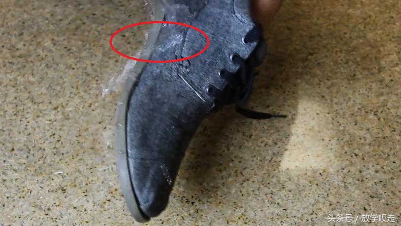 下雨天鞋子前面总是进水,下雨天鞋子进水了脚发白了