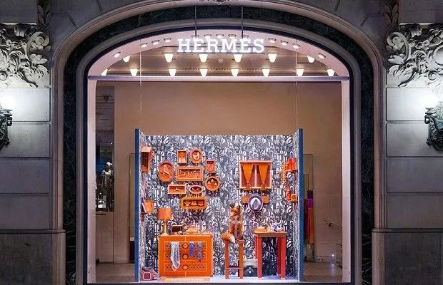 宝姿母公司停牌，将公布并购信息；爱马仕、香奈儿等店员涉嫌参与洗钱；周大福入选全球年度奢侈品百强｜更多