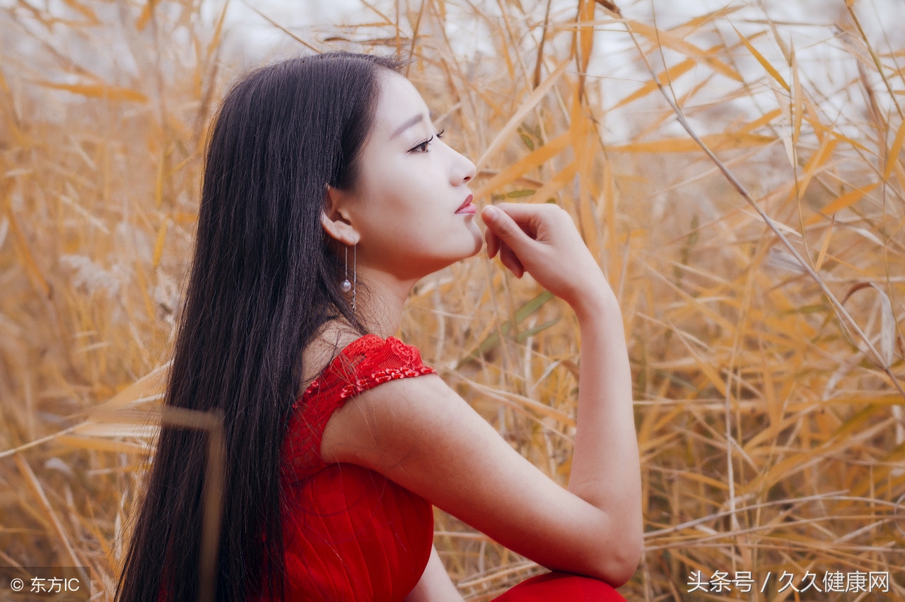 「两性」20多岁乳头是什么颜色，女人乳头颜色深是男人多么？