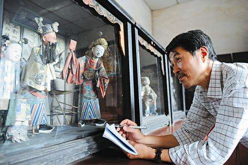 在阁子里还原精彩的舞台场面——平遥“纱阁戏人”