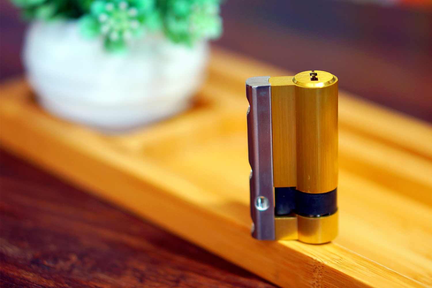 温馨港湾的守护神：六孚方程式指纹防盗锁体验报告