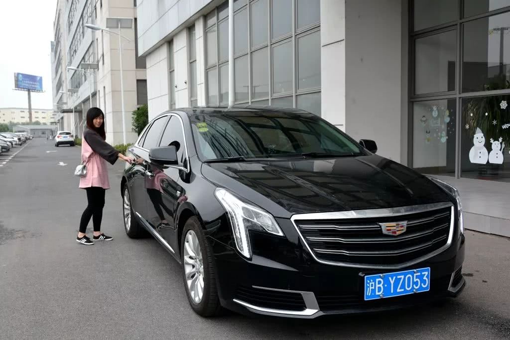 膨胀了、膨胀了！小俩口开着凯迪拉克豪车玩转上海滩！