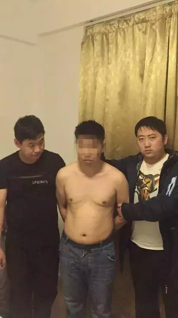 女大学生深夜宿舍开黄播被学校开除!警方:她们觉得来钱快