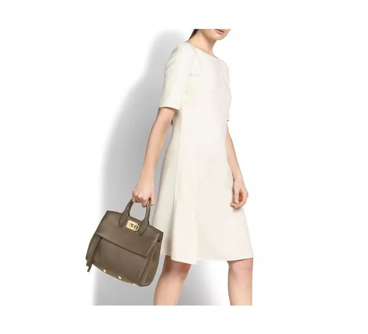 菲拉格慕23年秋冬新款男士豆豆鞋,菲拉格慕的经典蝴蝶结女鞋