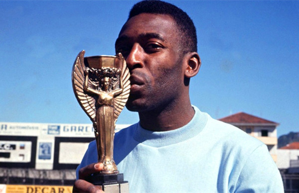 足球“胜利女神”，躲得过希特勒、躲不过神偷，遭偷2次人间消失