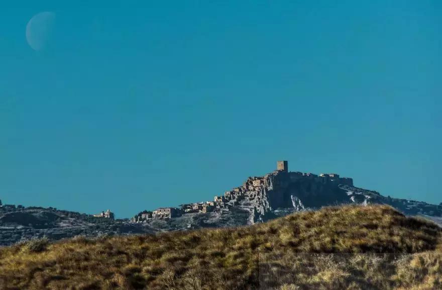 深山里发现荒无人烟的鬼城,欧洲无人小镇