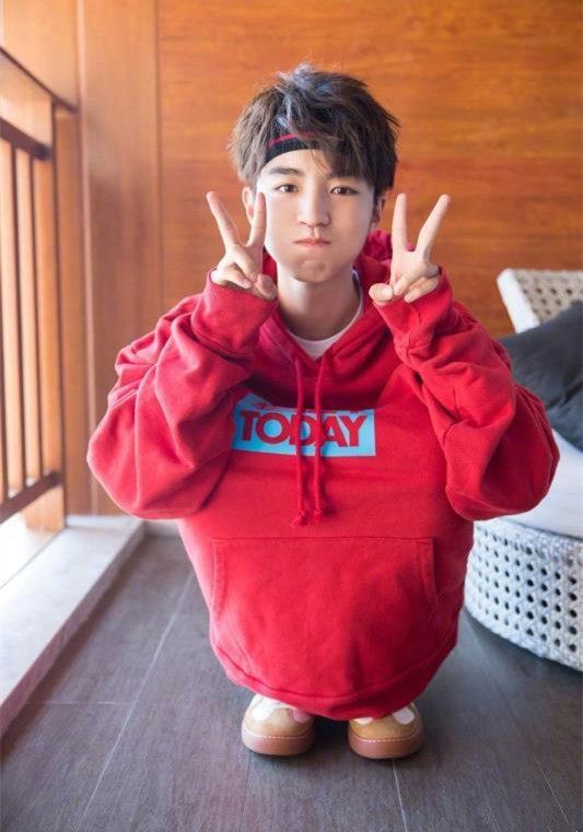 王俊凯模仿杨迪,王俊凯奔跑吧青春现场版伴舞