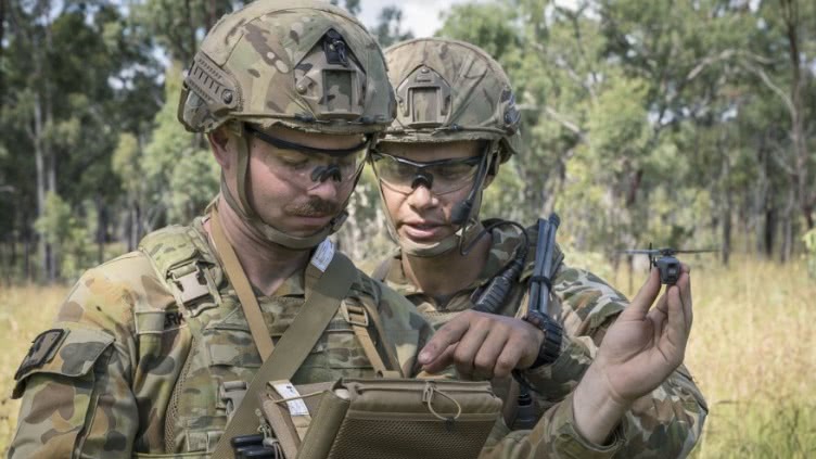 英国坦克兵放飞无人机被风刮跑，一架80万可换一辆特斯拉轿车