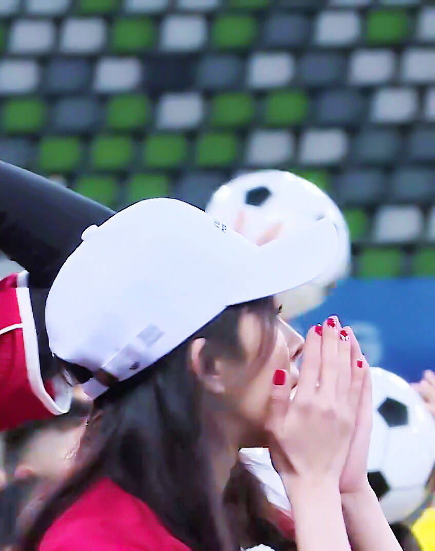 杨幂上跑男出场歌曲的名字,杨幂上跑男游戏黑洞