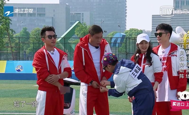 邓超被拦住的时候,邓超跟陈赫被围堵