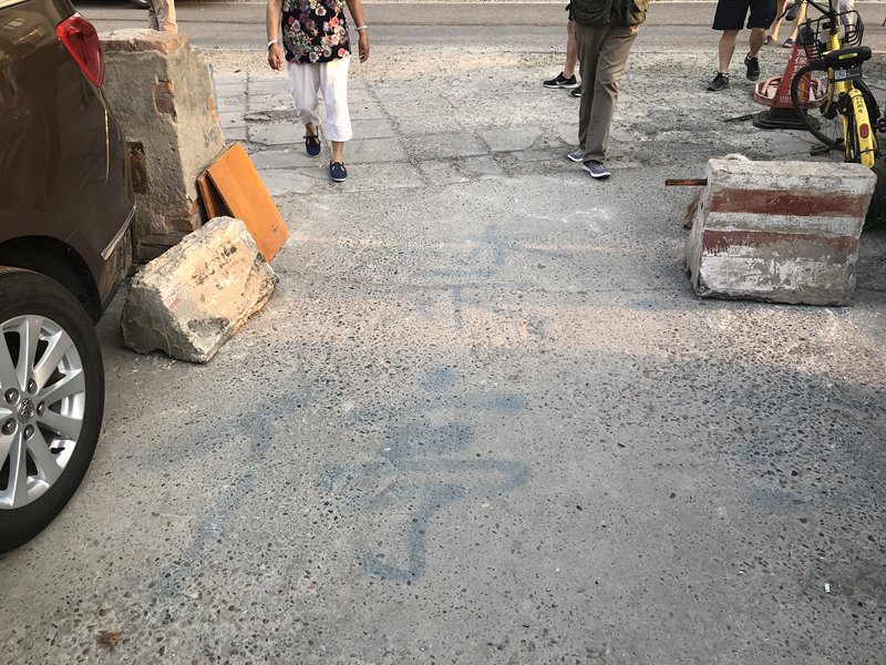 因与物业纠纷业主开车堵小区门口,业主和物业纠纷业主堵车库门