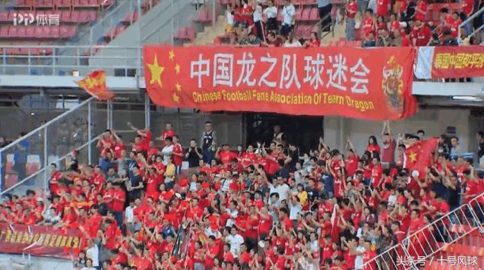 国足对阵泰国女球迷,国足泰国观众席