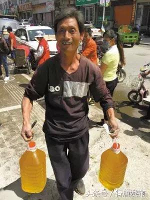 爱心人士为村里老人捐赠物资,爱心人士捐赠米面油