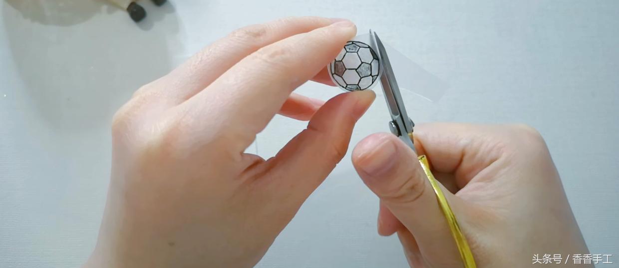 世界杯将至，是时候做些什么来庆祝下了，那么就做一个足球耳钉吧