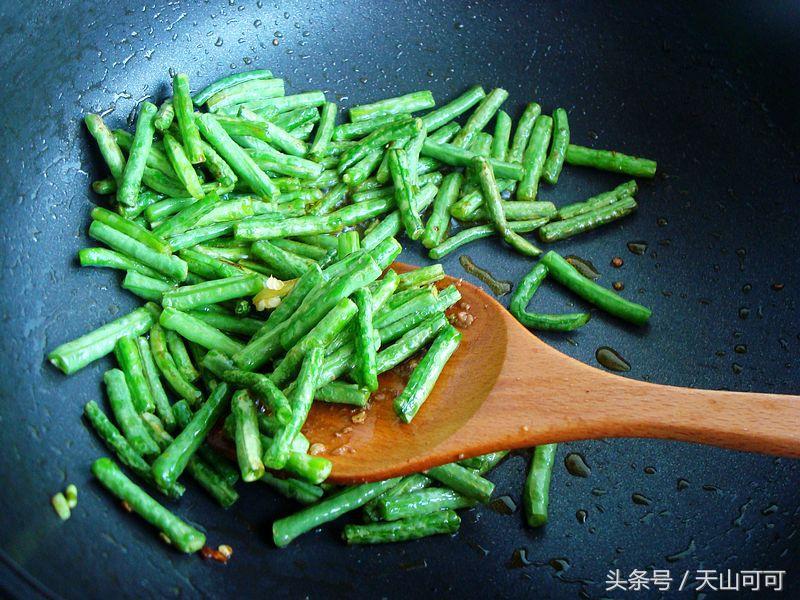 炒豇豆的时候特别炸怎么办,炒豇豆如何不硌牙