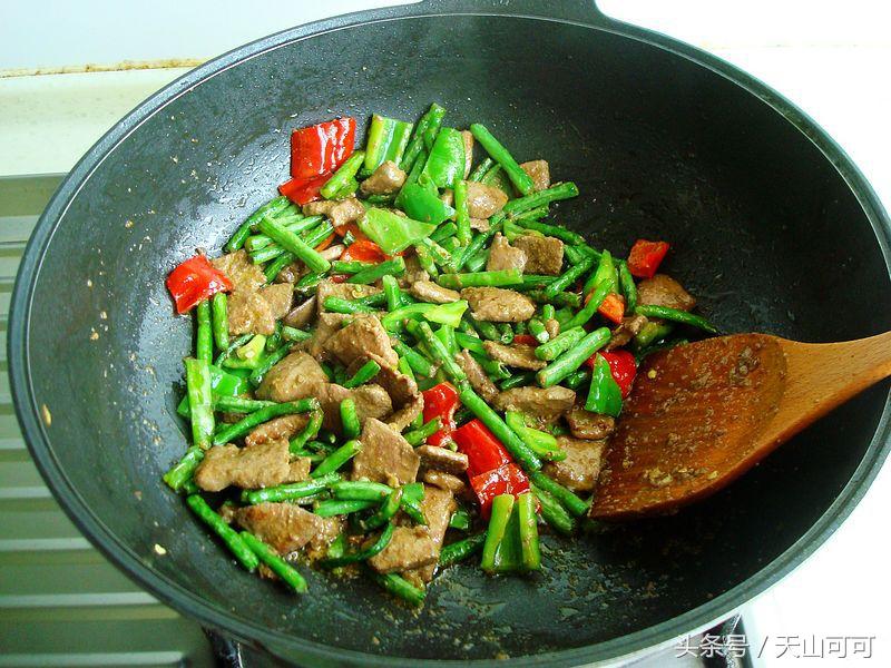 炒豇豆的时候特别炸怎么办,炒豇豆如何不硌牙