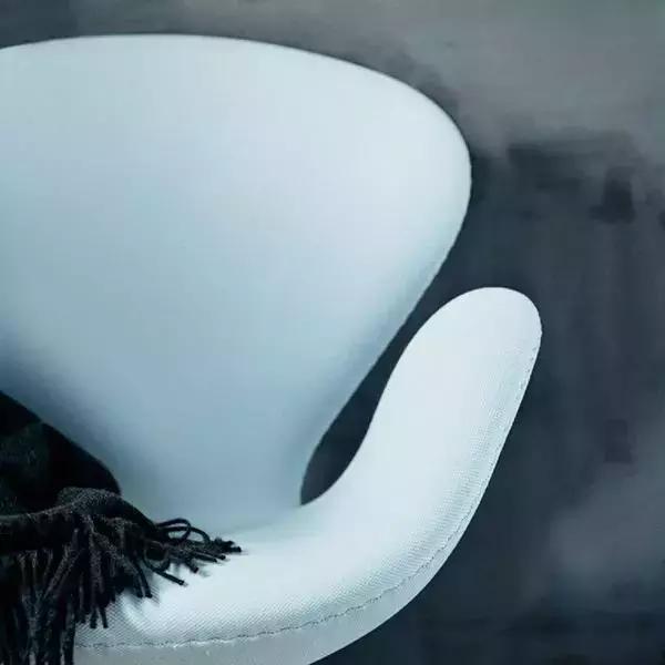 坐着六十年代椅子,小时候的椅子好怀旧