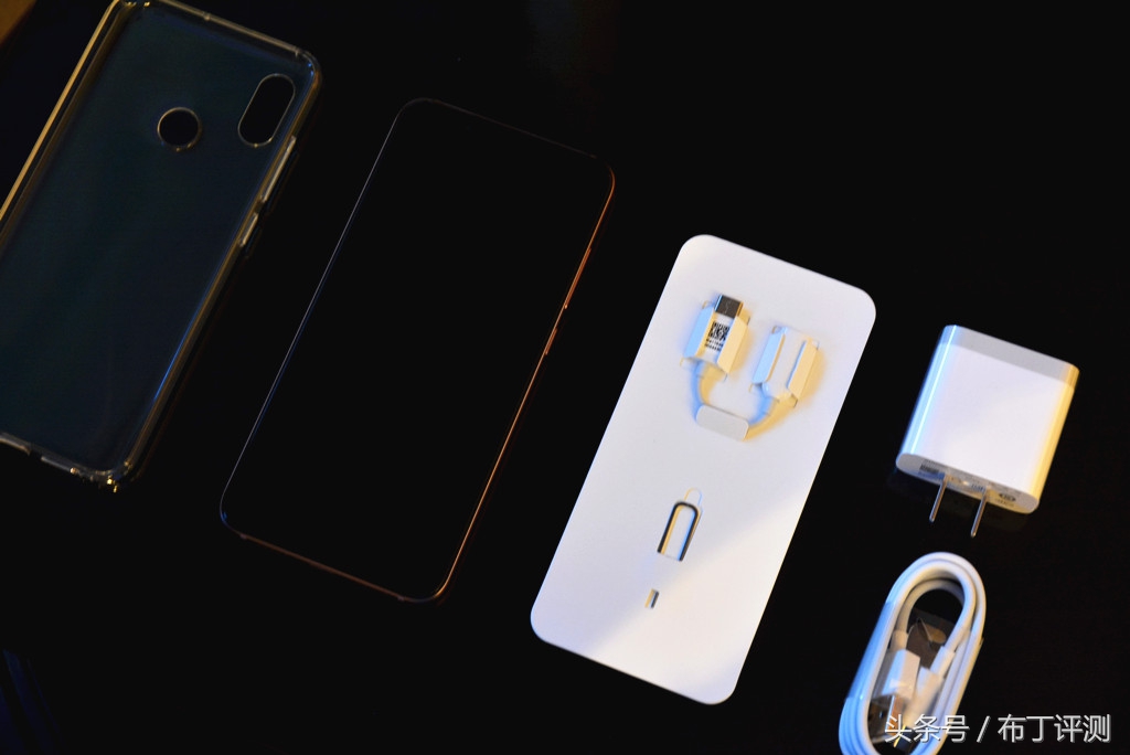 全球首发双频GPS,拍照超苹果X,小米8金色版上手体验!